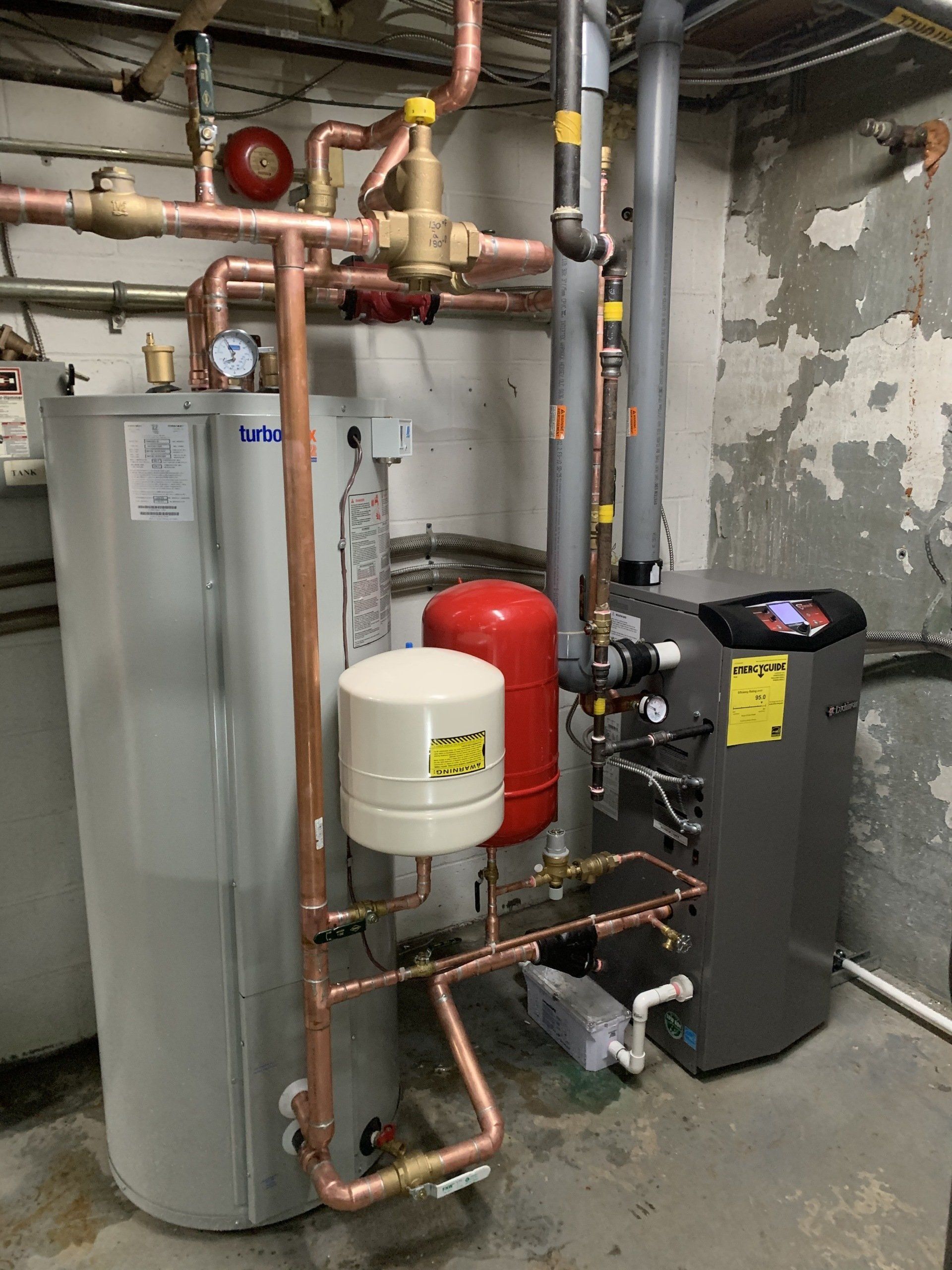 Une chaudière et un chauffe-eau se trouvent au sous-sol.