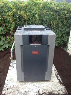 Une grande machine est posée sur une plate-forme en béton.