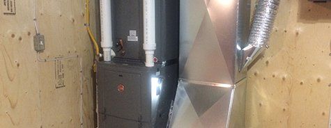 Une pièce avec un radiateur et un chauffe-eau à l'intérieur.