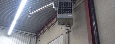 Un grand radiateur est suspendu au plafond d'un bâtiment.