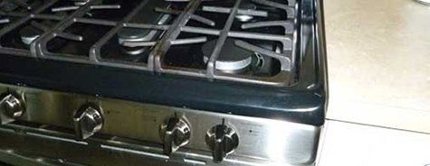 Un four à cuisinière en acier inoxydable est posé sur un comptoir.