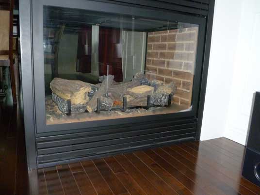 Il y a une cheminée avec beaucoup de bûches dedans.