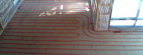 Une pièce avec un système de chauffage au sol et une fenêtre.