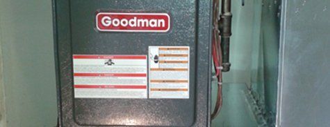 Un climatiseur Goodman est placé dans une pièce à côté d'un mur.