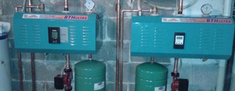 Deux chauffe-eau sont assis l'un à côté de l'autre sur un mur.