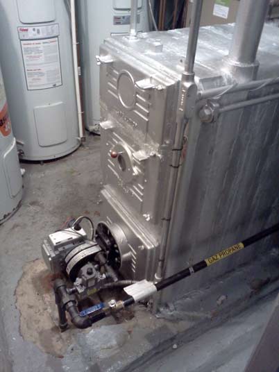 Un chauffe-eau est assis à côté d'un radiateur en métal