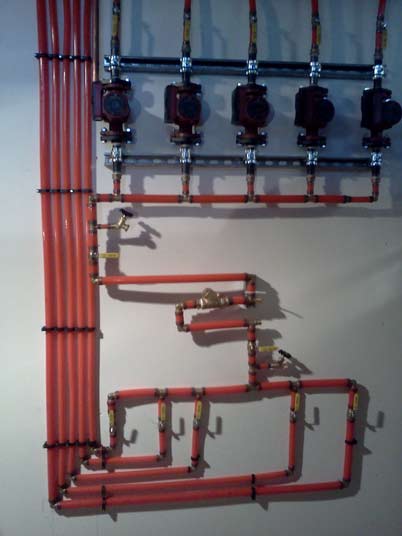 Un tas de tuyaux rouges sur un mur blanc