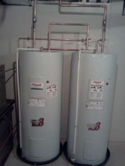 Deux chauffe-eau portant le numéro 3
