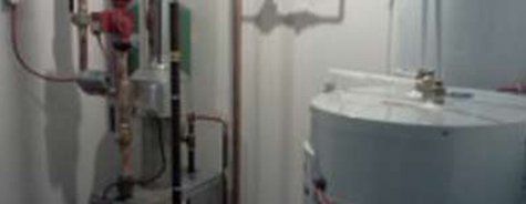 Il y a un chauffe-eau dans le coin de la pièce.