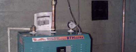 Une chaudière bleue est posée dans une pièce à côté d'un mur.