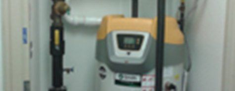 Un chauffe-eau est placé dans une pièce à côté d'une porte.