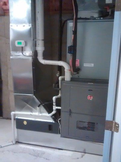 Une photo d'un système de chauffage dans un sous-sol