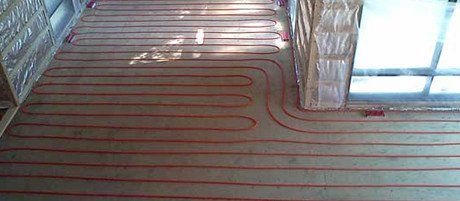 Une pièce avec beaucoup de tuyaux rouges sur le sol.