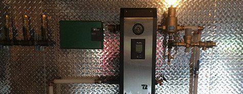 Un gros plan d'un mur métallique avec un thermostat dessus