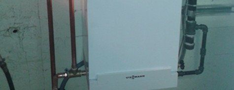 Une boîte blanche avec des tuyaux en cuivre attachés.