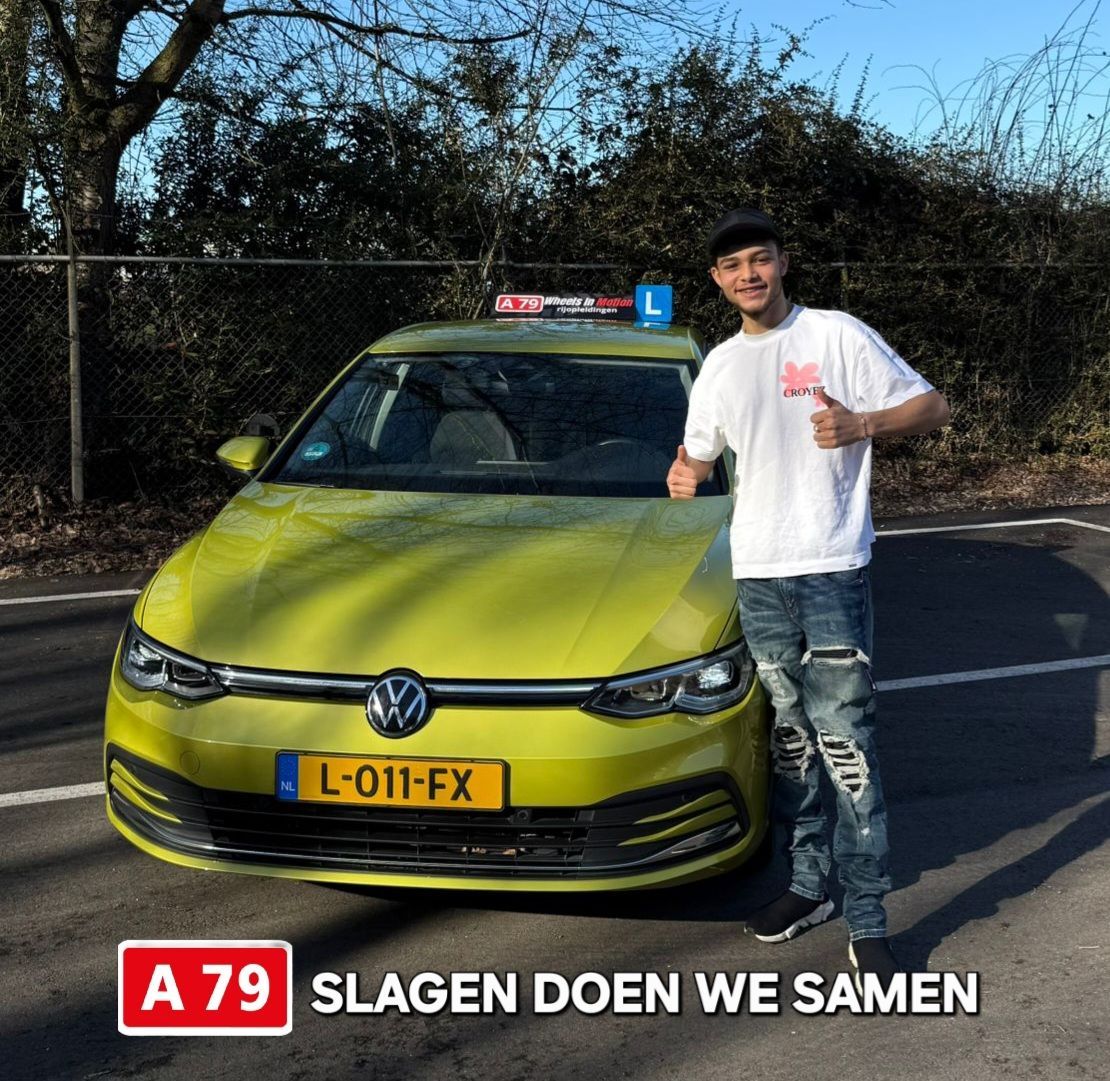 Een man steekt zijn duim omhoog naast een gele Volkswagen, een lesauto van de rijschool.