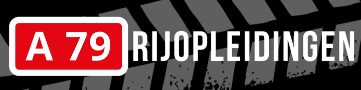 Verkeersbord voor de A79 richting Rijopleidingen, rode en witte letters op een gestructureerde achtergrond.