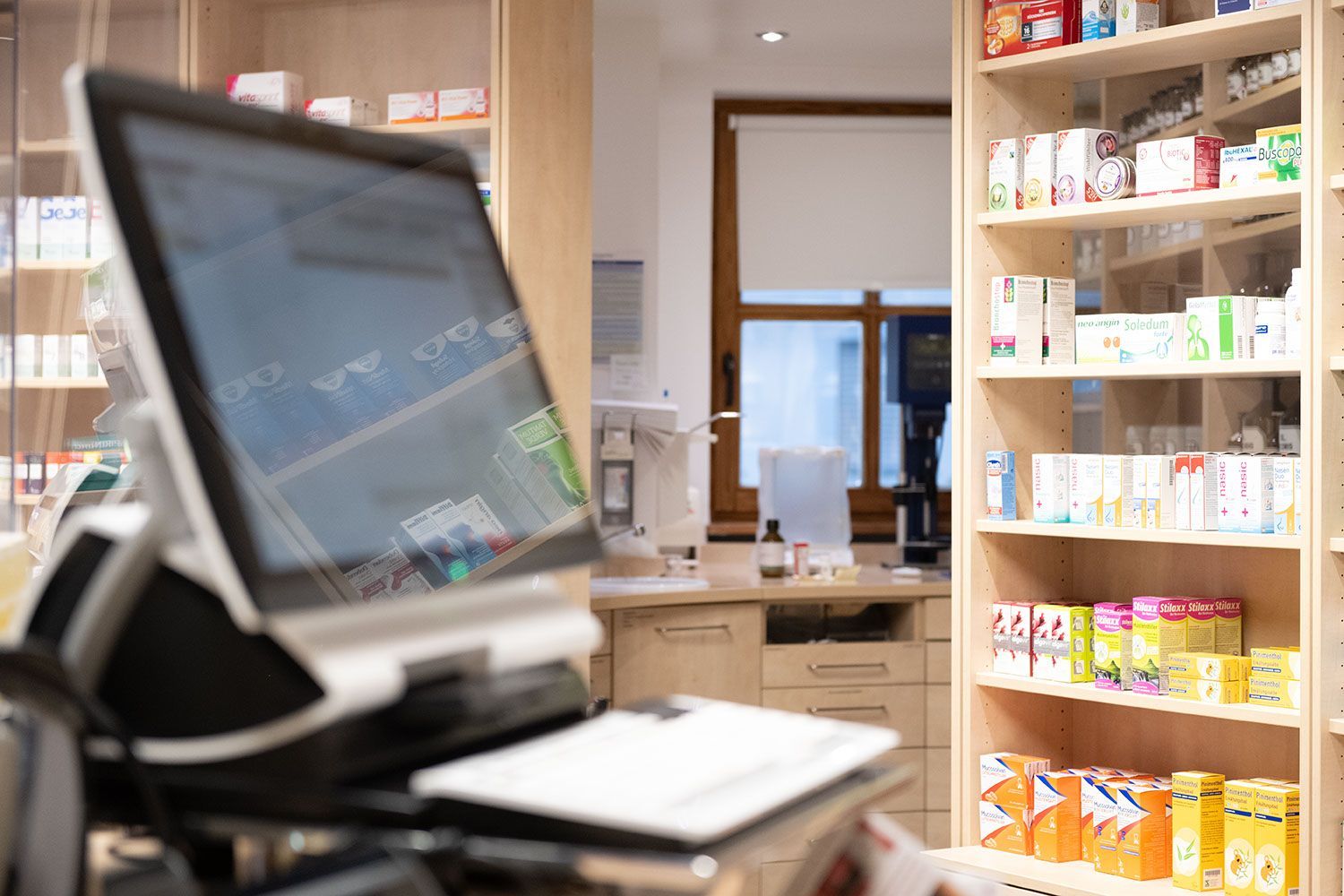 Eine Person benutzt einen Computer in einer Apotheke.