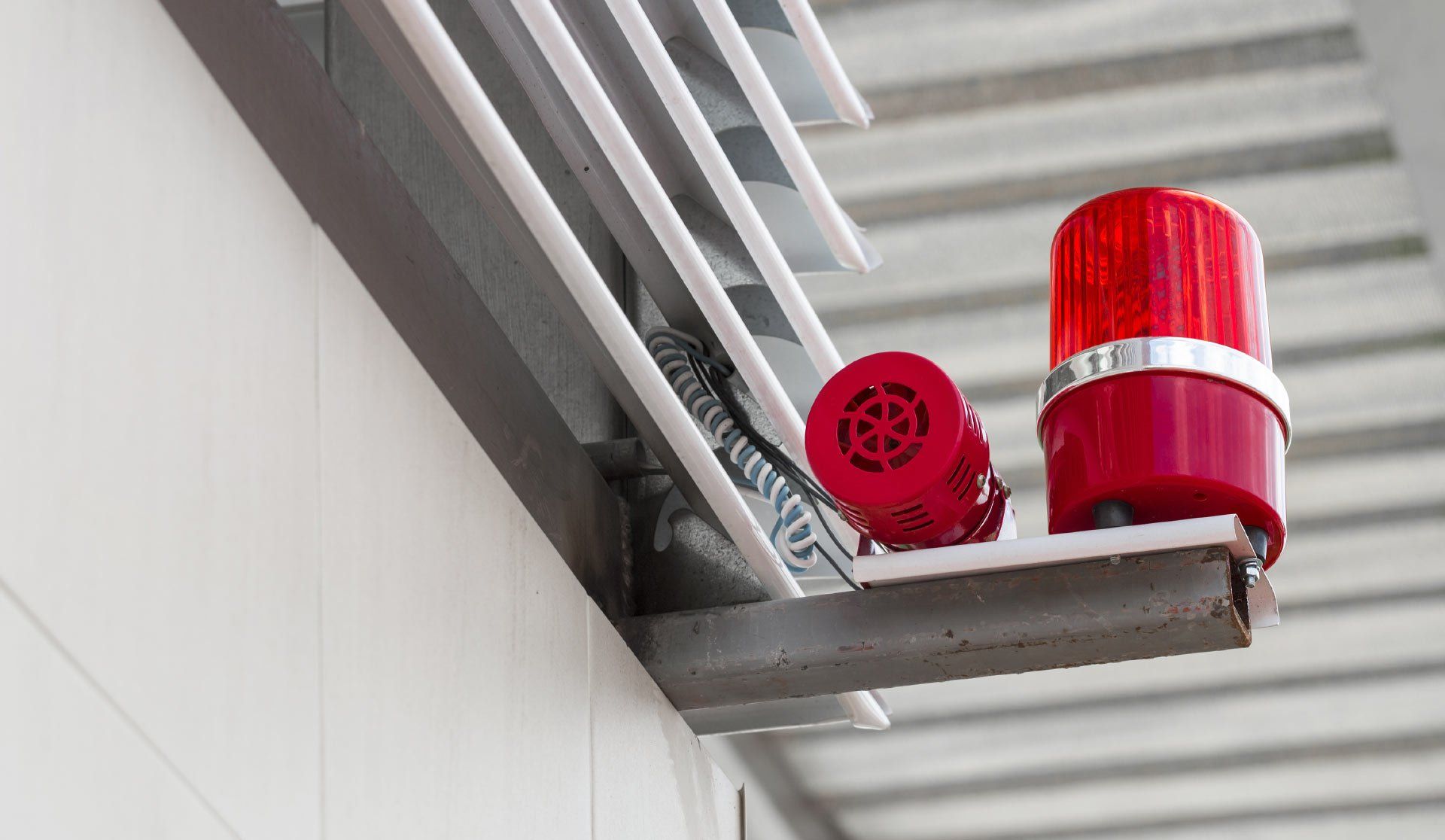 Красная пожарная сигнализация. Система оповещения и эвакуации людей при пожаре. Система пожарной сигнализации и оповещения о пожаре. Система пожарного оповещения. Оповещение пожарной сигнализации.