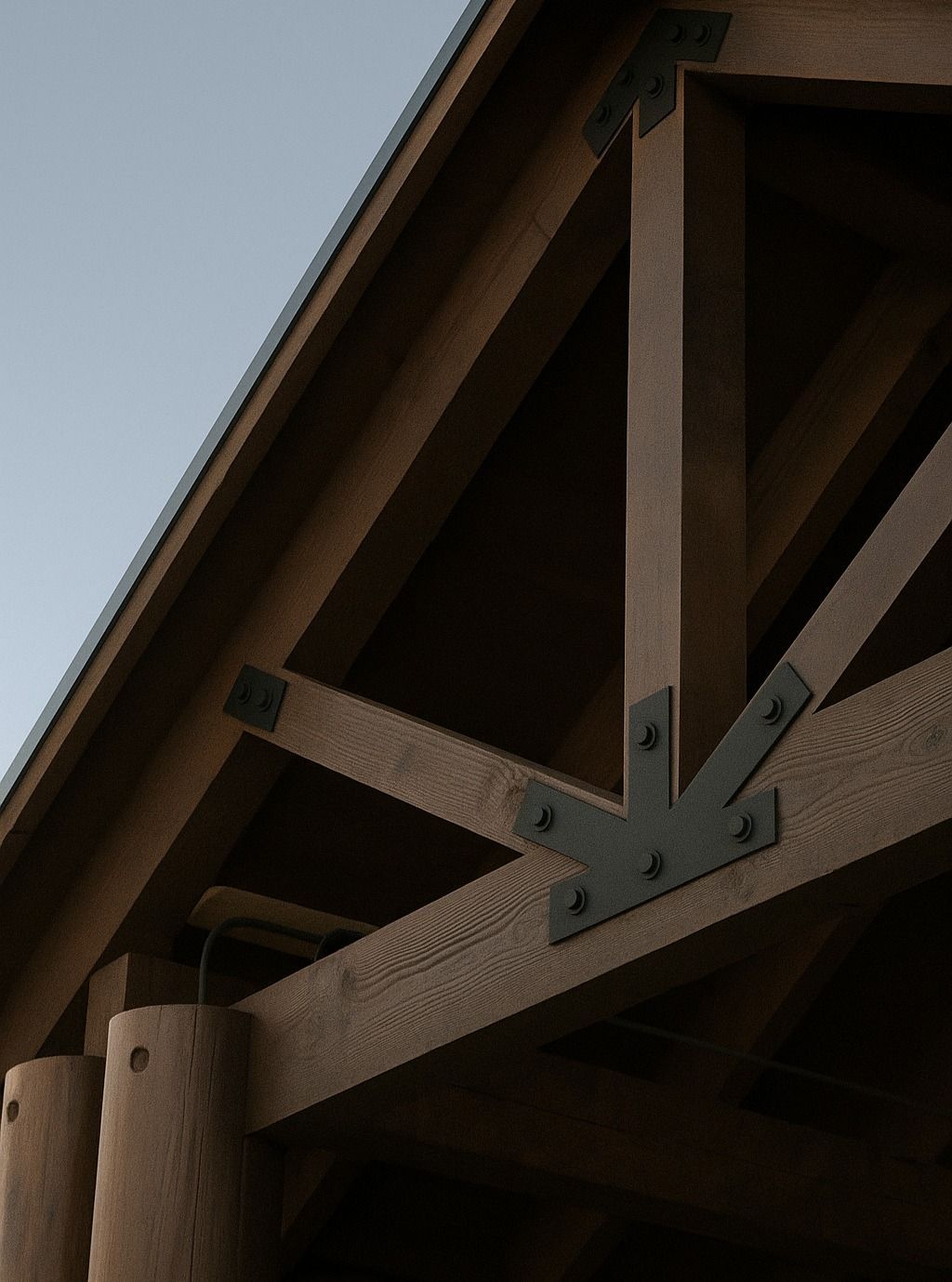 Vigas de madera con soportes de esquina de metal negro contra un cielo azul.