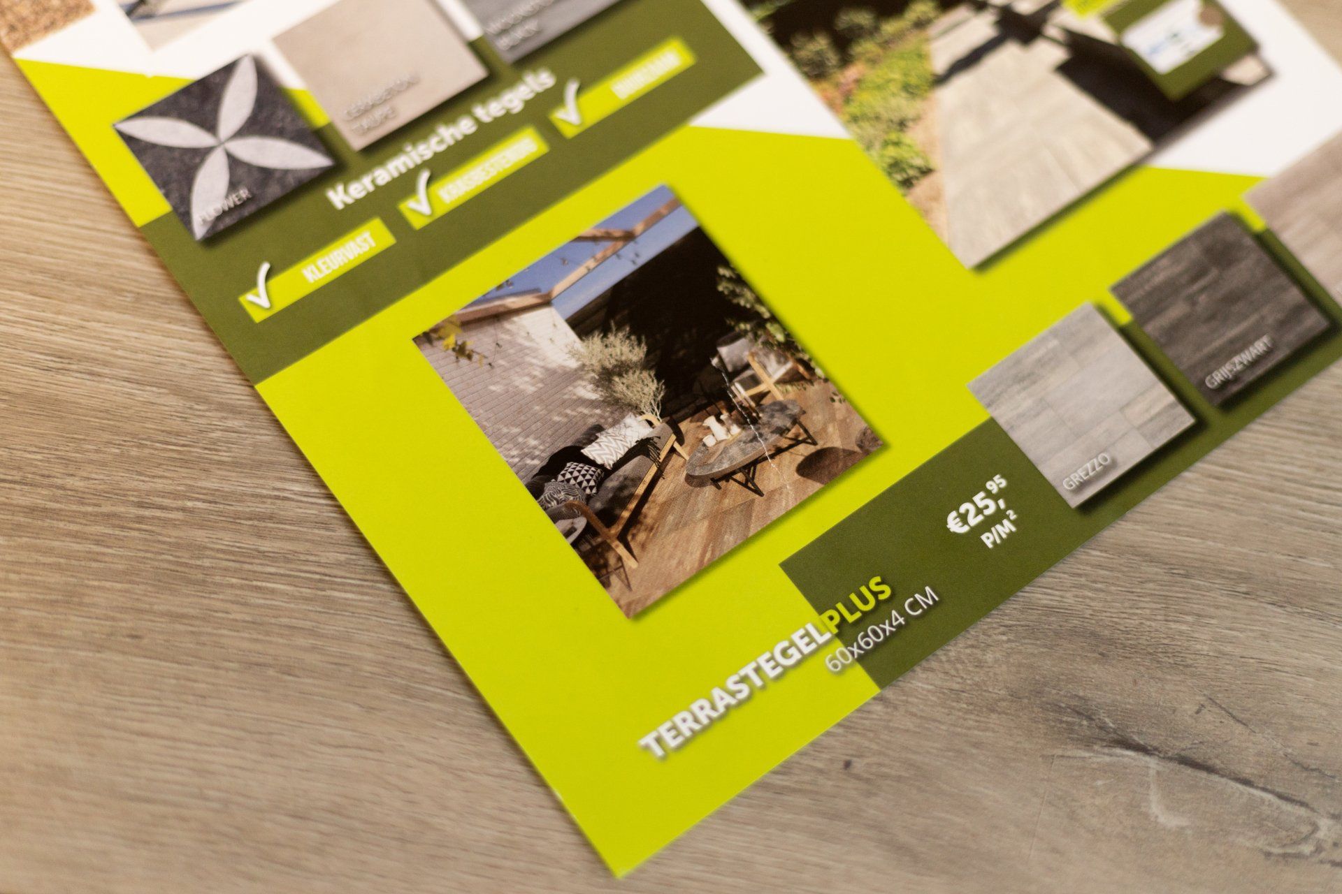 Een groen en gele brochure voor terrastegel plus
