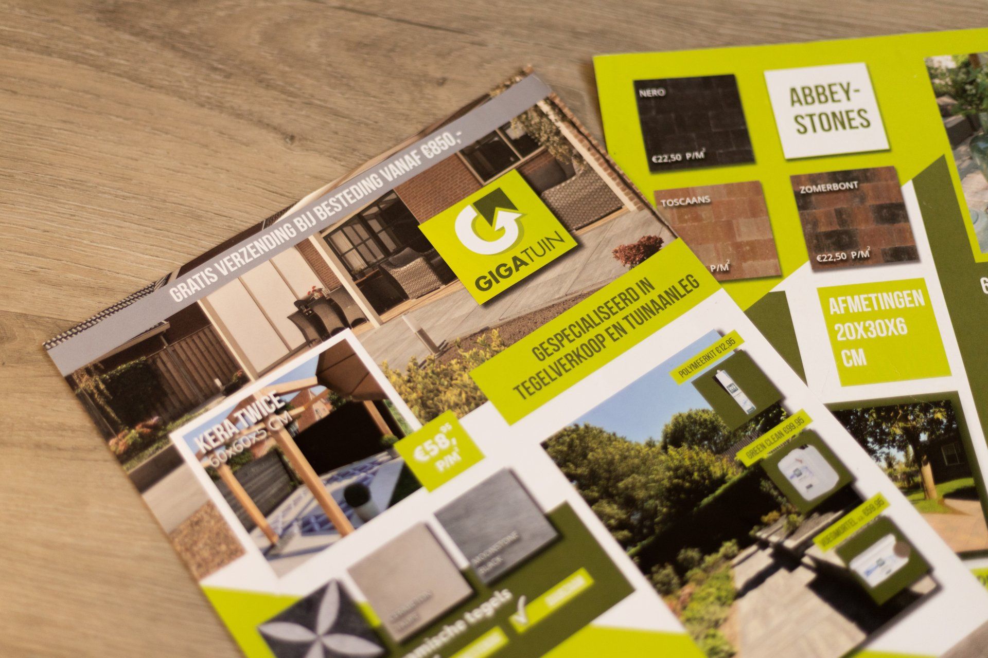 Een flyer voor een bedrijf genaamd gigafil ligt op een houten tafel