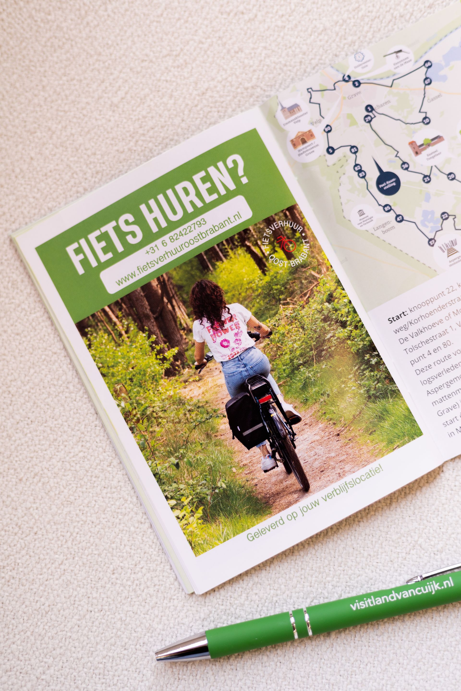 Een boek is opengeslagen op een pagina waarop staat fietsen huren