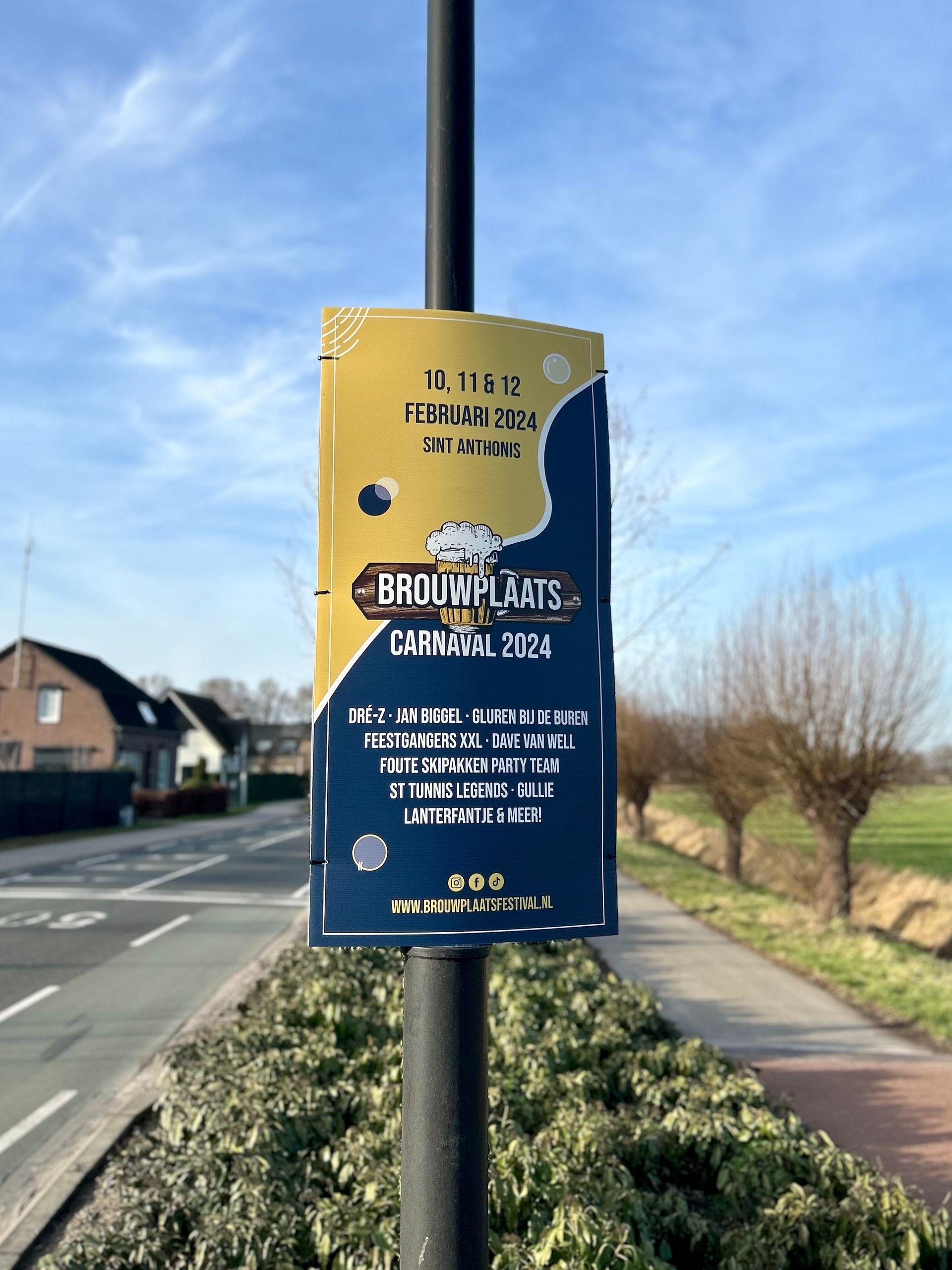 Een bord op een paal met de tekst bruin flats