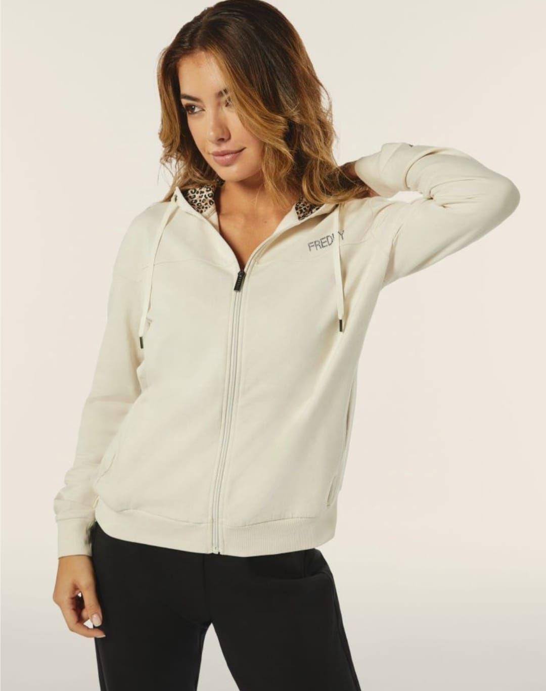 Una donna che indossa una felpa bianca e pantaloni neri