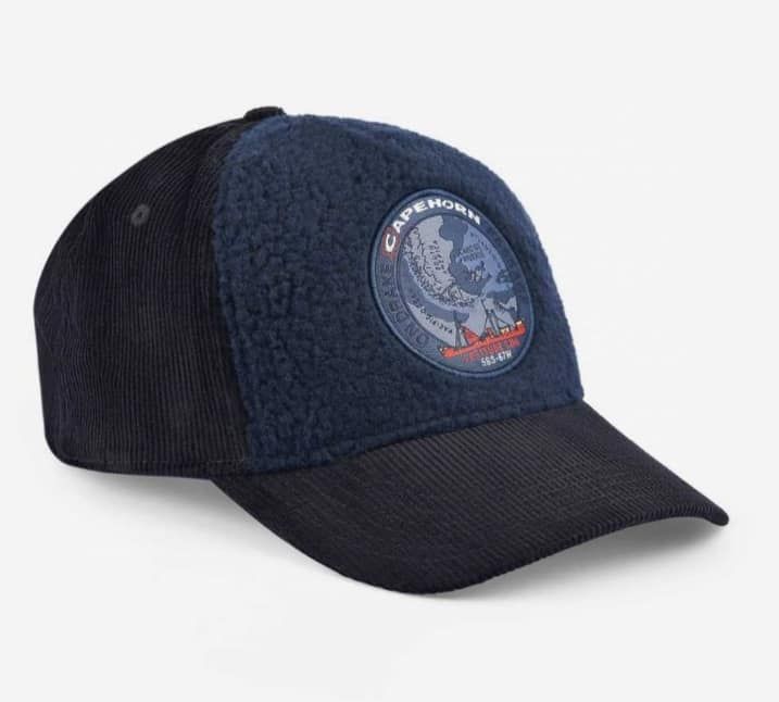 Un berretto da baseball con la scritta