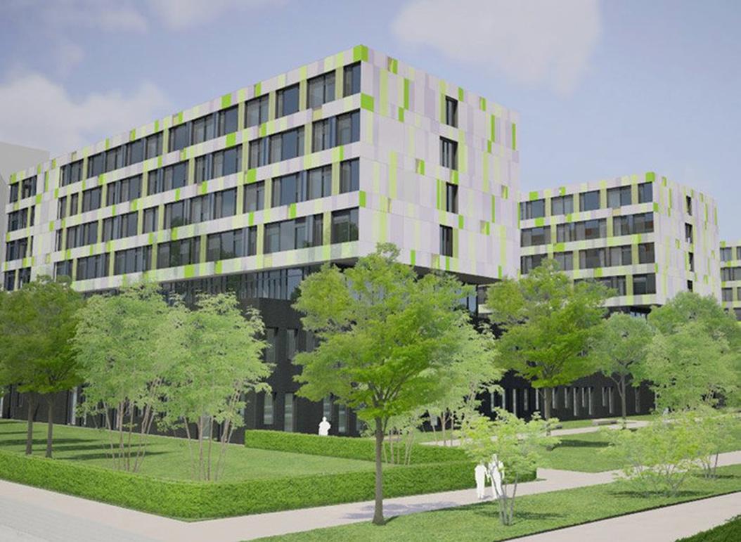 Moderne Bürogebäude mit grünen Akzenten, umgeben von Bäumen und einer Rasenfläche.