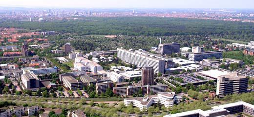 Luftaufnahme einer Stadt mit großen Gebäuden und Bäumen.