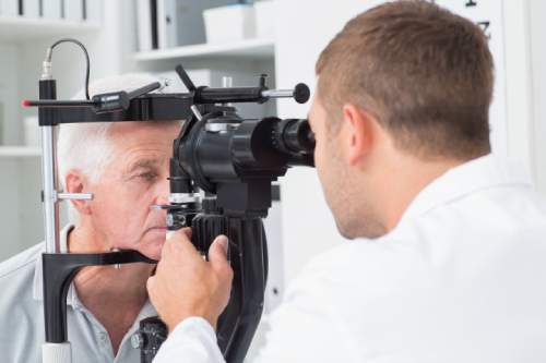 paziente esegue esame della vista