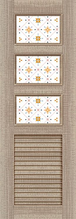 一扇木門，上面有三個有圖案的玻璃窗戶