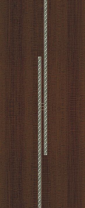 一扇上面有鏈條圖案的深咖啡色木門特寫