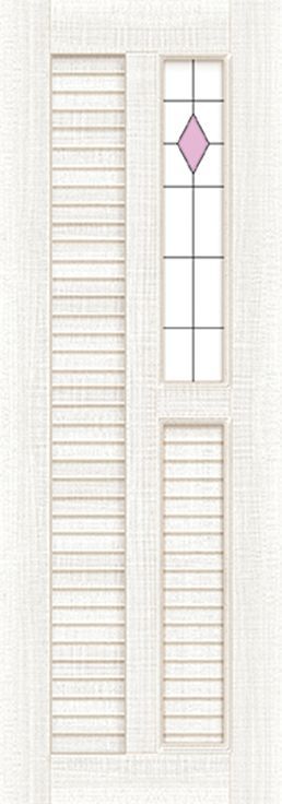 一扇白色的門，有彩色玻璃窗和百葉窗