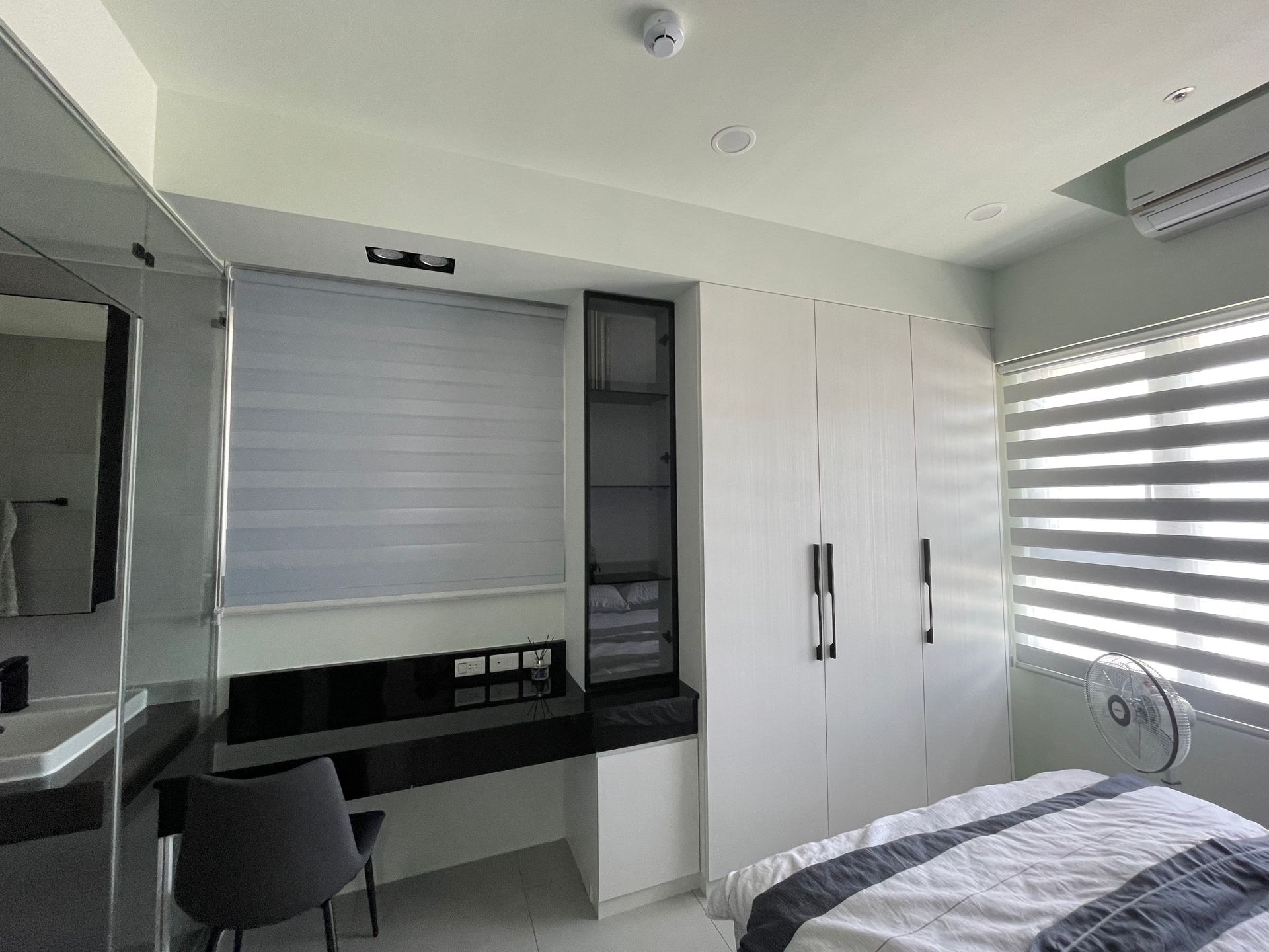 臥室配有床、書桌、椅子和窗戶