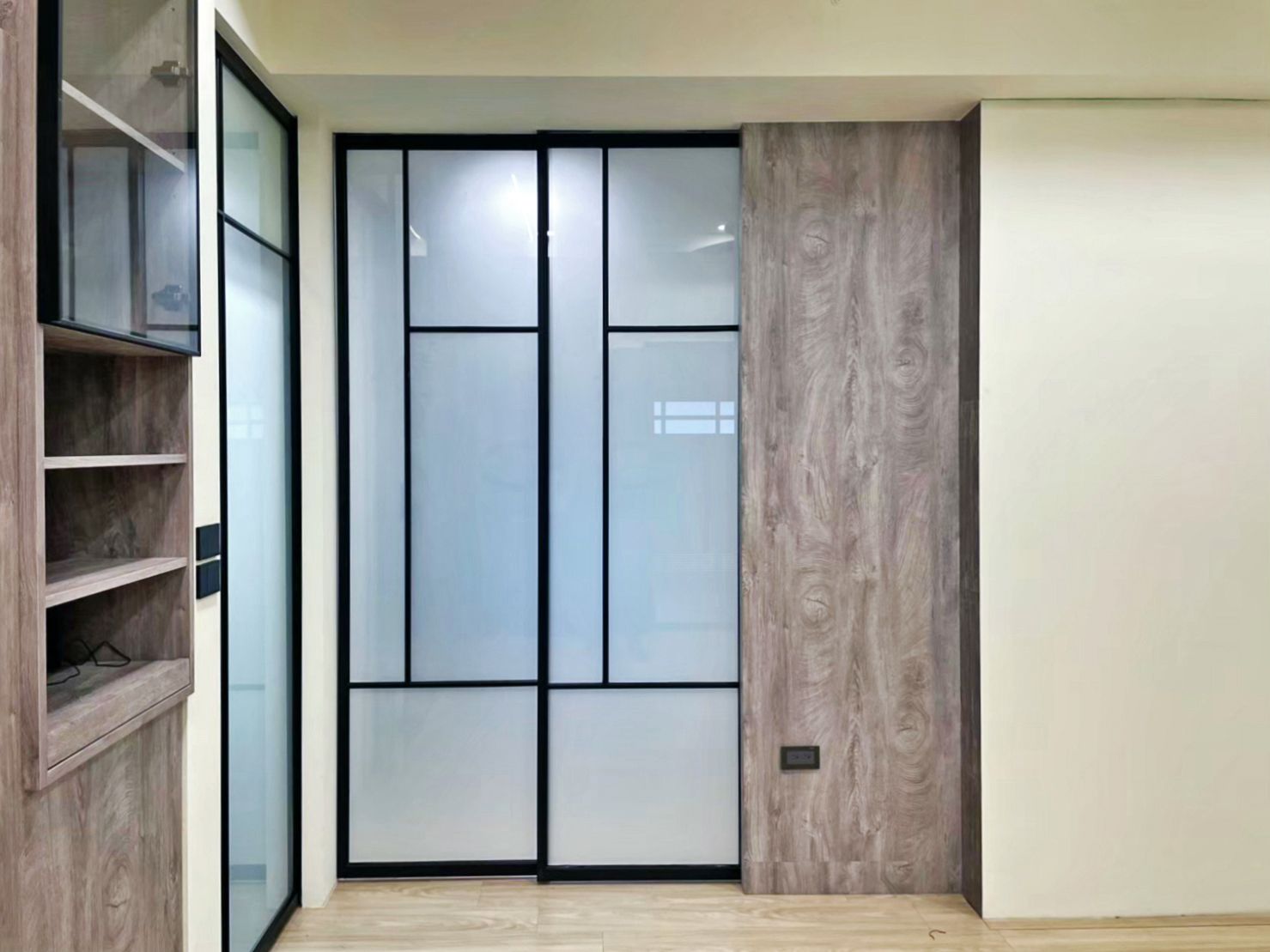 房間設有滑動玻璃細鋁框門和木牆