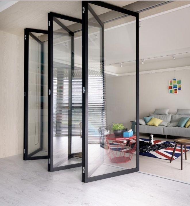 一個客廳配有玻璃鋁門窗、沙發和咖啡桌