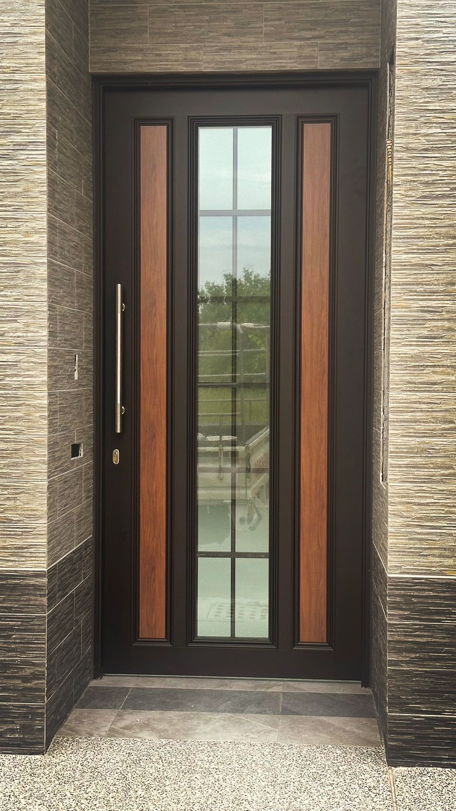 一扇有木板裝飾的門，旁邊有磚牆