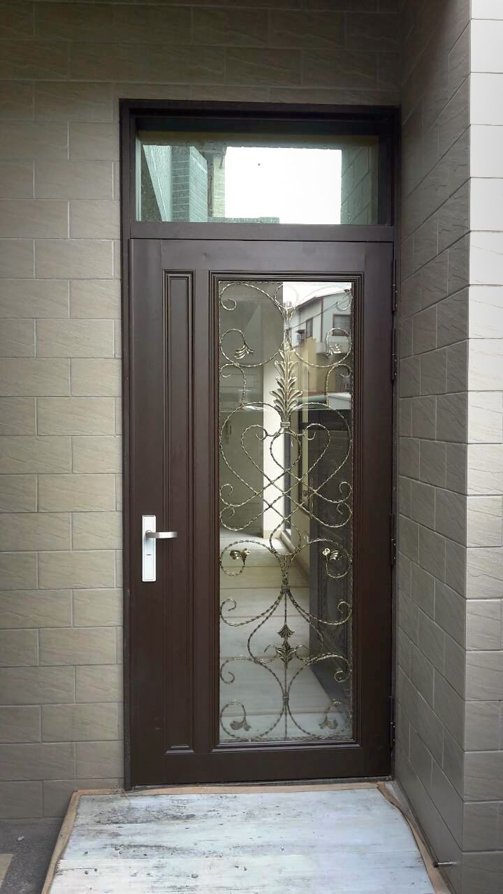 建築物一側有一扇帶有玻璃窗的棕色門