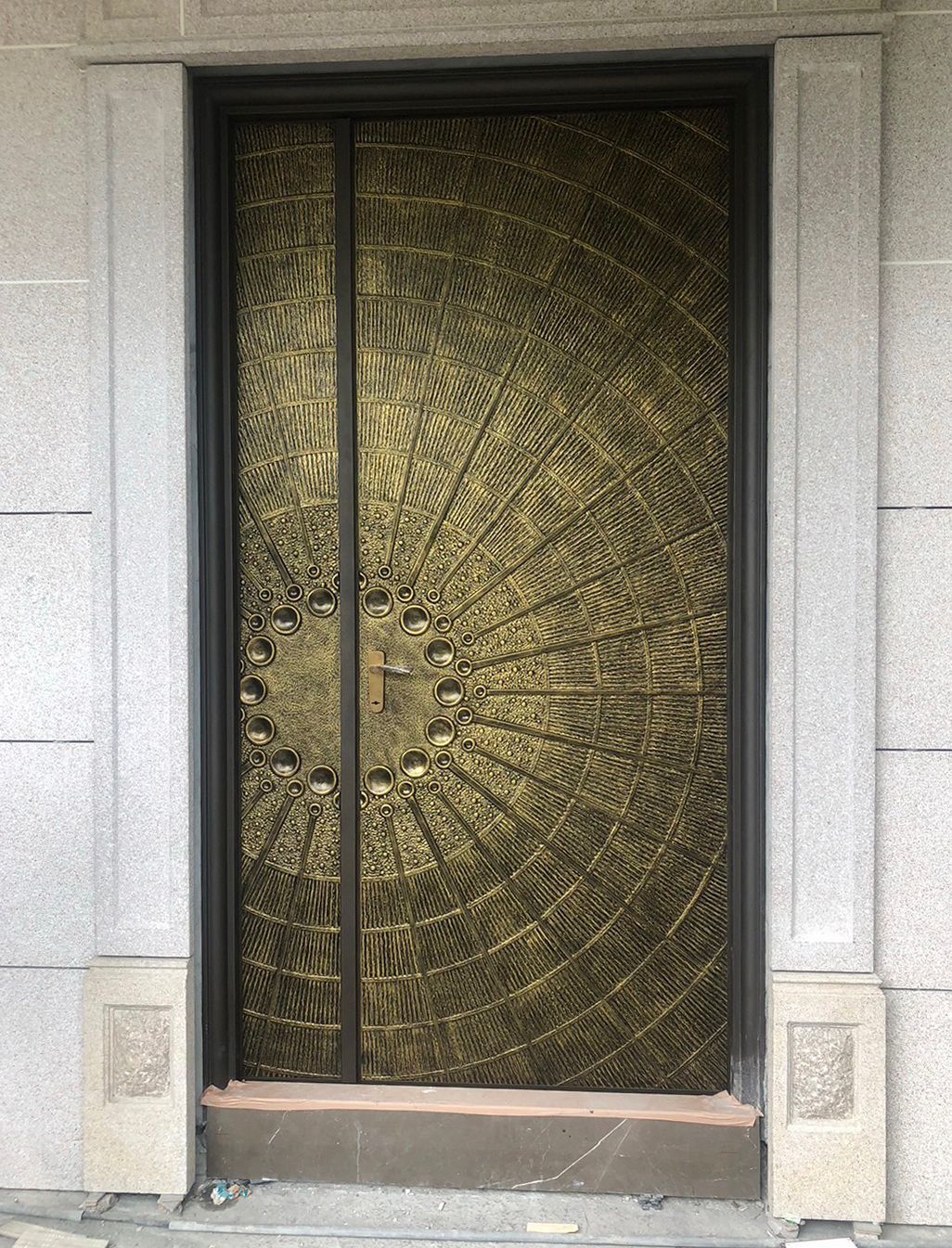 建築物上有一扇有圖案的門