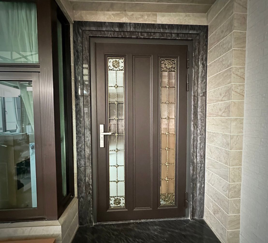 一扇帶有玻璃窗的棕色門