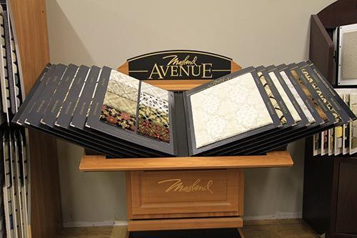 A display case with a sign that says avenue on it