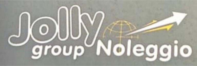 Logo per il gruppo Jolly Noleggio. Testo bianco su sfondo grigio. Design con globo e freccia.