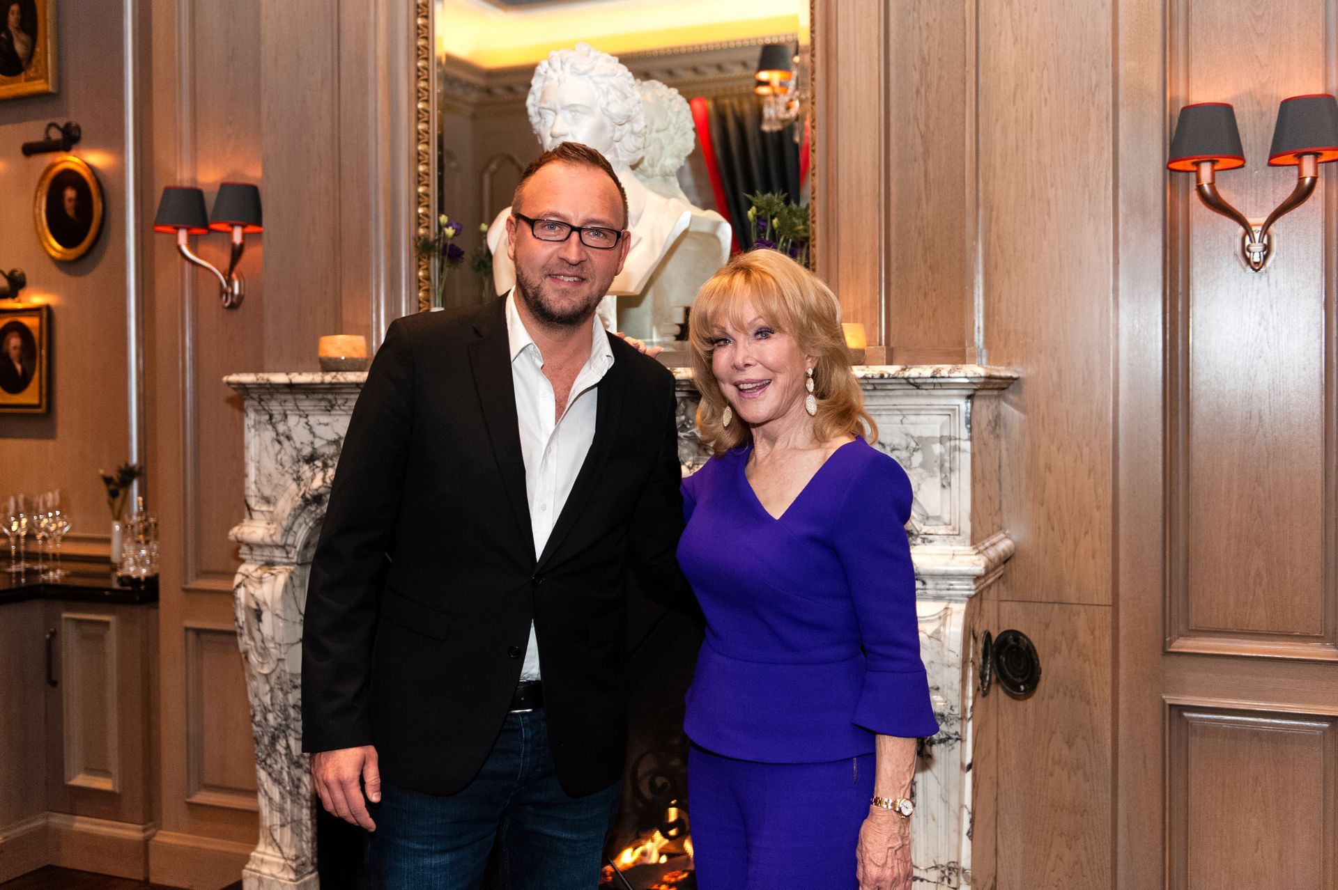 Das Bild zeigt André Puchta und Barbara Eden.