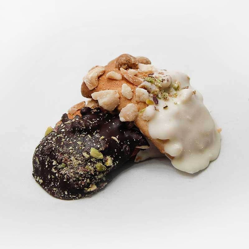 Tre diversi tipi di biscotti sono impilati uno sopra l'altro su una superficie bianca.