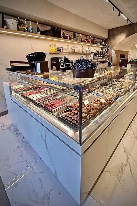 Un piatto di biscotti è appoggiato su un tavolo davanti a un cartello che dice bar