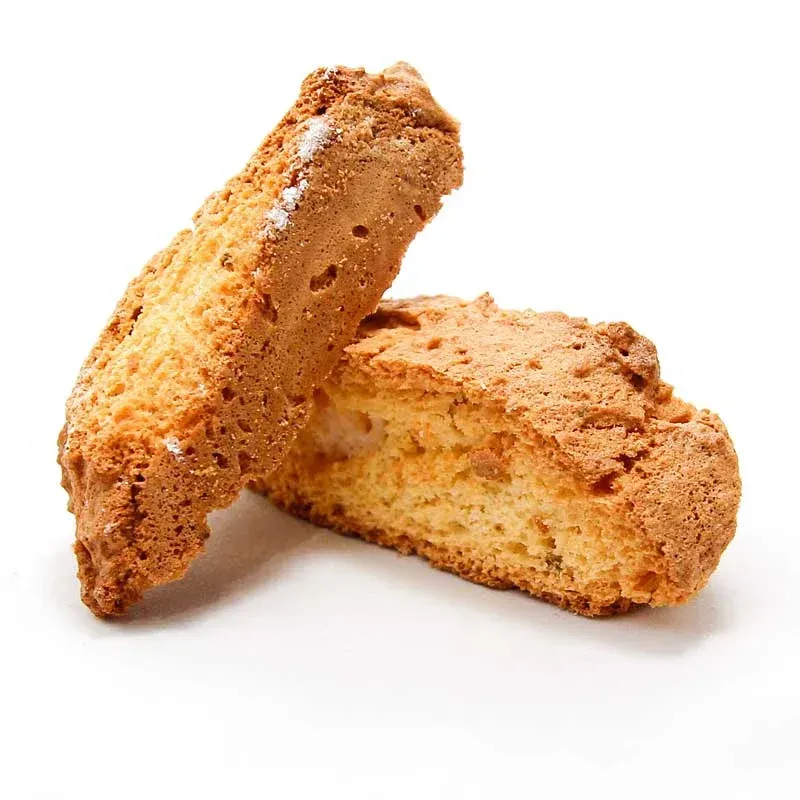 Un primo piano di due fette di pane su una superficie bianca