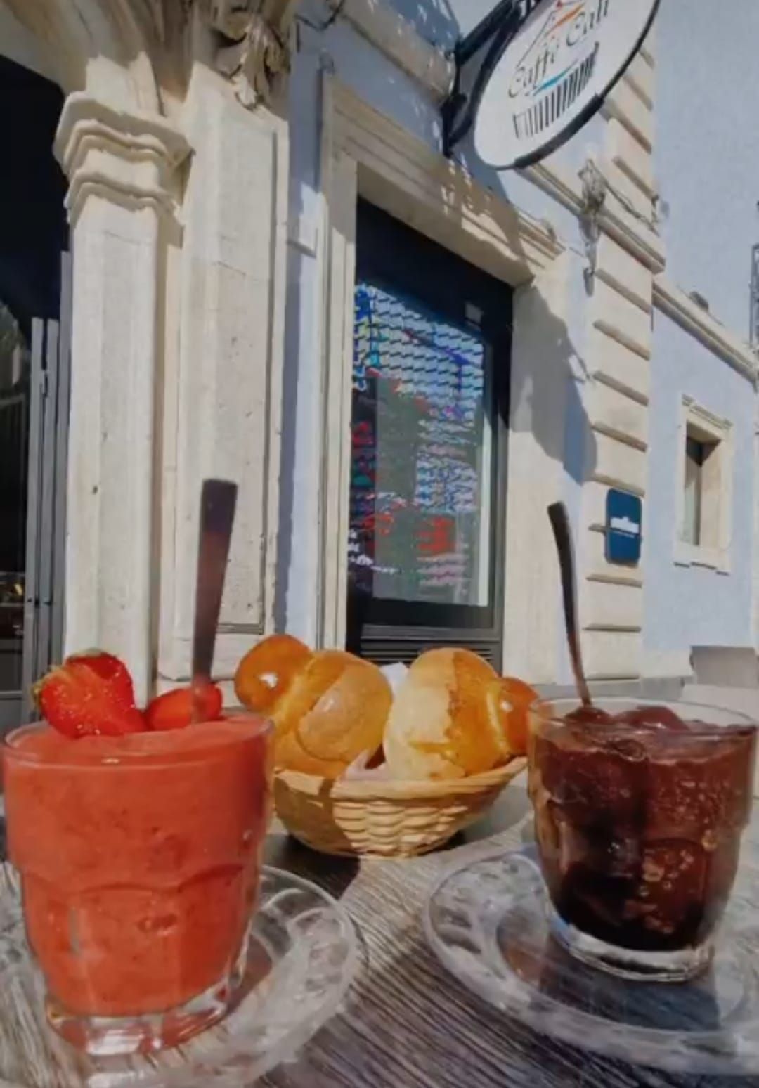 Un bicchiere di frullato di fragole e un bicchiere di gelato al cioccolato